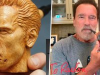 Arnold Schwarzenegger fuma la pipa di Terminator, regalo di un fan