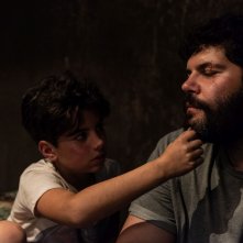 Spaccapietre: una scena con Salvatore Esposito e Samuele Carrino