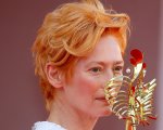 Venezia 77, Tilda Swinton con la maschera da regina: di chi è e curiosità