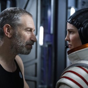 Away: un confronto tra Mark Ivanir e Hilary Swank