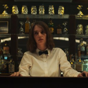 Mainstream: Maya  Hawke in una scena del film