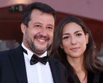 Venezia 77, Matteo Salvini sul red carpet con la fidanzata: 'Mascherina? Ma siamo congiunti...'