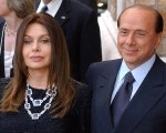 Silvio Berlusconi: da Veronica Lario un messaggio all'ex marito e una replica alle critiche