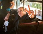 Carlo Verdone, Un sacco bello compie 40 anni e lui arriva a Ladispoli con il bus