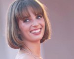 Maya Hawke, le foto a Venezia 77: 'Girare un film con i miei? Sarebbe magico'