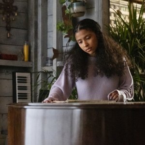Julie and the Phantoms: la protagonista in una foto di scena