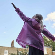 Listen: la piccola Maisie Sly in una scena