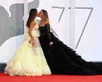 Elisa De Panicis e Mila Suarez, il bacio saffico a Venezia 77
