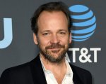 Peter Sarsgaard affianca Michael Keaton nella serie Hulu Dopesick