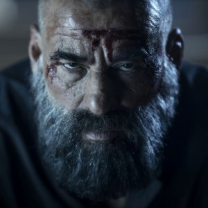 30 Coins: Eduard Fernandez in una scena della serie