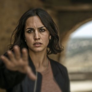 30 Coins: Megan Montaner in una scena della serie