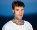 Fedez risponde a Fratelli d'Italia: 'Condannare il fascismo non è di sinistra, è buon senso'