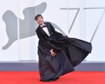 Osvaldo Supino a Venezia 77: l'abito come Billy Porter fa discutere (FOTO)
