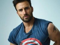 Chris Evans le sue foto nudo su Instagram per sbaglio: social in delirio