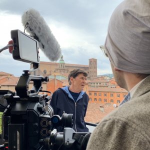 La piazza della mia città - Bologna e Lo Stato Sociale: Gianni Morandi sul set