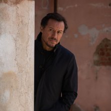 Lasciami Andare: Stefano Accorsi in una scena del film