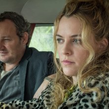 Le strade del male: Jason Clarke, Riley Keough in una scena del film