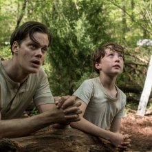 Le strade del male: Bill Skarsgård, Michael Banks Repeta in una scena del film