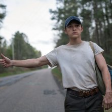 Le strade del male: una scena del film con Tom Holland