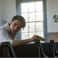 Le strade del male: Robert Pattinson durante una scena del film