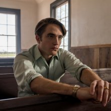 Le strade del male: una scena del film con Robert Pattinson