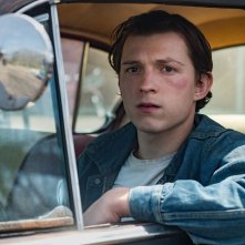 Le strade del male: Tom Holland in una scena del film