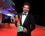 Venezia 77, Pierfrancesco Favino dedica il premio ai cinema chiusi durante la pandemia