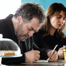 Petra: Andrea Pennacchi e Paola Cortellesi davanti a una birra nel primo episodio Riti di morte