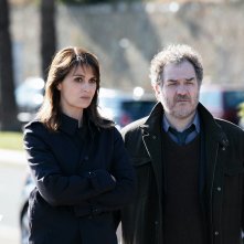 Petra: Paola Cortellesi e Andrea Pennacchi in una scena del primo episodio Riti di morte