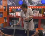 GF Vip 5, Patrizia De Blanck fa la doccia a Pierpaolo Pretelli ed Enock Barwuah: 'Di uccelli ne ho visti...'