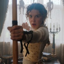 Enola Holmes: Millie Bobby Brown in una scena