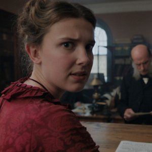 Enola Holmes: una scena con Millie Bobby Brown