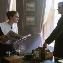 Enola Holmes: una scena con Millie Bobby Brown e Henry Cavill