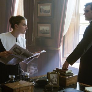 Enola Holmes: una scena con Millie Bobby Brown e Henry Cavill