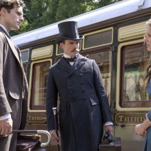 Enola Holmes: Millie Bobby Brown, Sam Claflin e Henry Cavill in una scena