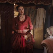 Enola Holmes: Millie Bobby Brown in una sequenza