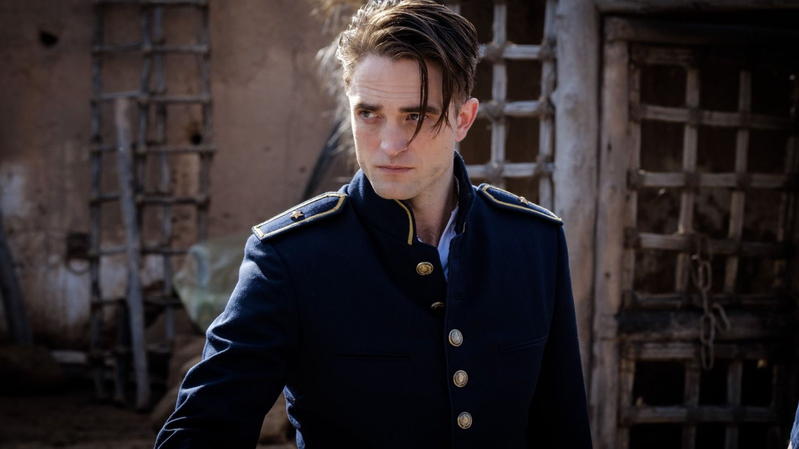 Robert Pattinson in una scena di Waiting for Barbarians