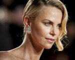 Charlize Theron: 'Non esco con nessuno da 5 anni e sto benone'