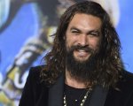 Jason Momoa senza maglietta, bloccato nel deserto: la disavventura in un video