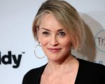 Sharon Stone: 'A 62 anni mi chiedono ancora di mostrare il seno. Crescete!'