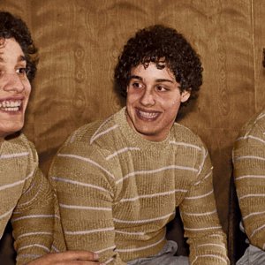 Three Identical Strangers: una sequenza del film