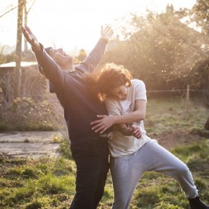 Guida romantica a posti perduti: Clive Owen con Jasmin Trinca in una scena del film