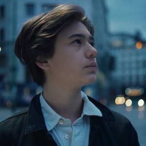 Easy Living - La vita facile: James Miyakawa in una scena