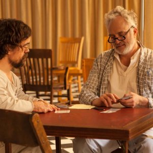State of Mind (Three Christs): Peter Dinklage e Bradley Whitford in una scena
