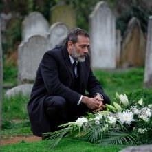 The Postcard Killings: Jeffrey Dean Morgan durante una scena del film