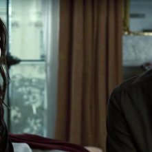 The Postcard Killings: Famke Janssen, Jeffrey Dean Morgan in una scena del film