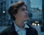 Easy Living, la recensione: parlare di migranti col sorriso sulle labbra si può