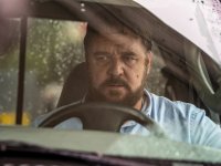 Il giorno sbagliato, recensione: Russell Crowe al volante, pericolo costante