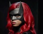 Batwoman: Javicia Leslie nella prima foto con il costume della supereroina DC