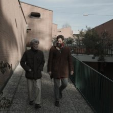 Il condominio inclinato. Bergamo, sole, casbah, pollai e terrazze fiorite: una foto del film